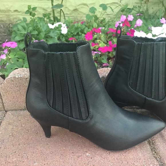 New Small cute Heel Bootie size 7 left - Picture 6 of 7